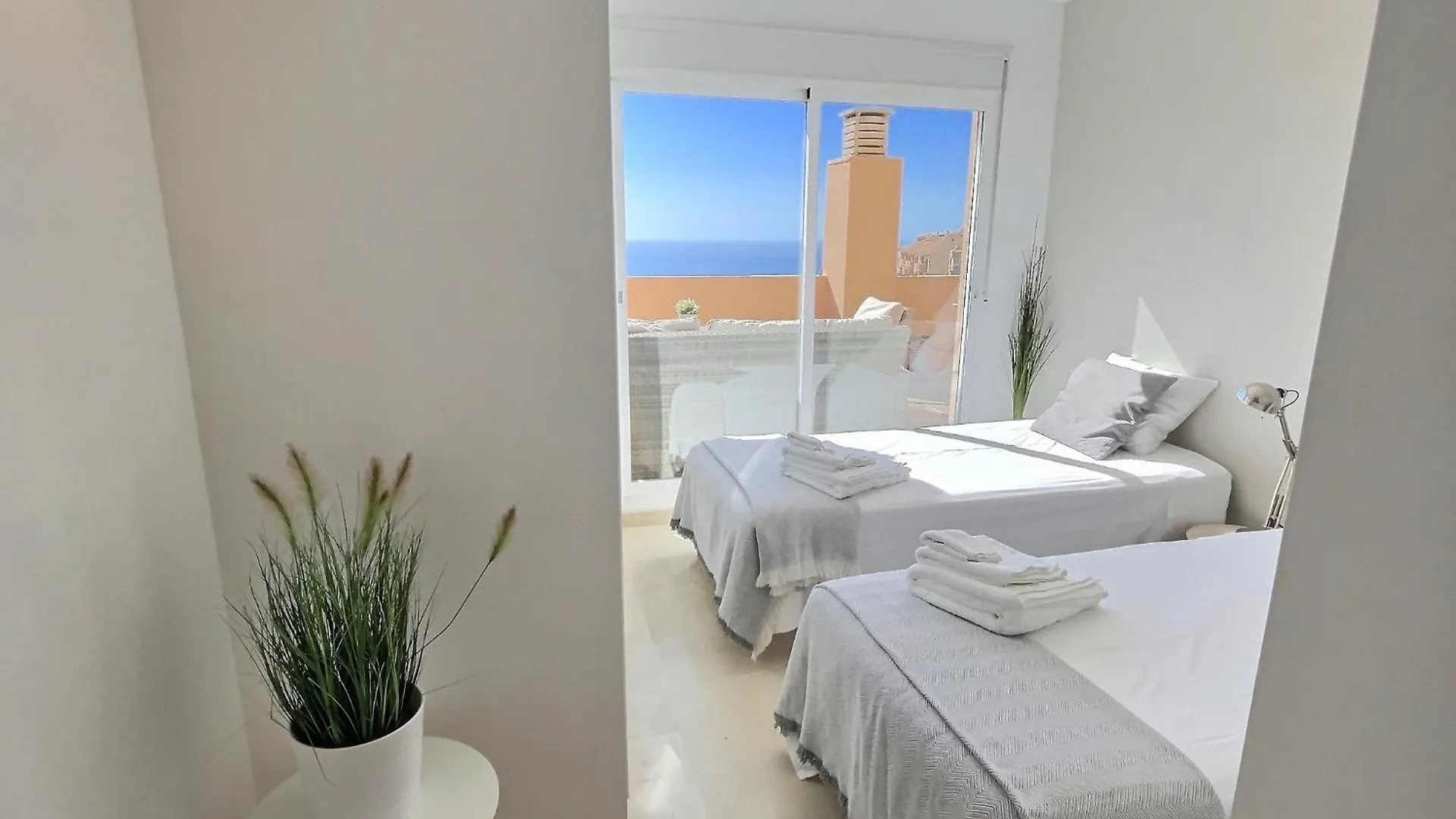 Luxury Escape - 3Br Penthouse, Breathtaking Views, Pool, In The Heart Of Costa Del Sol! Apartment Sitio de Calahonda Spain