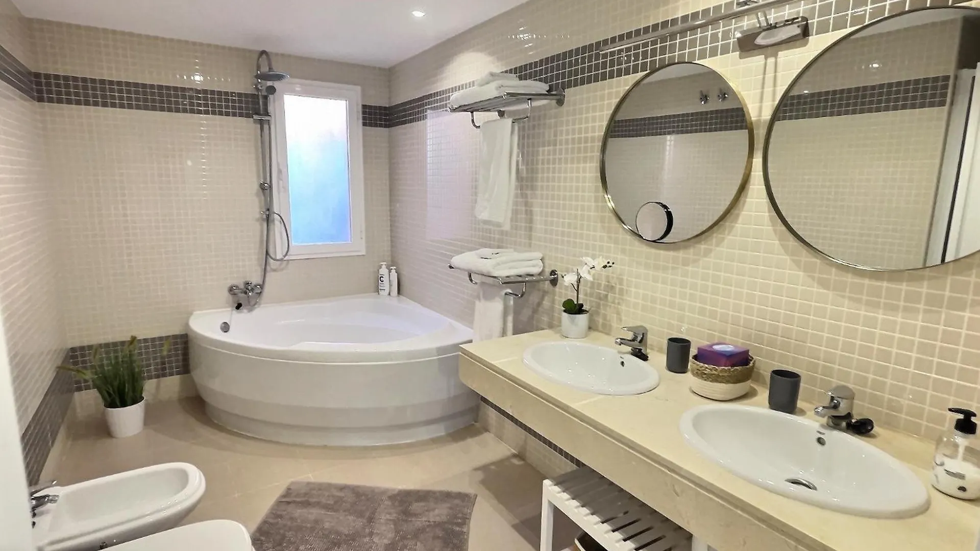 Sitio de Calahonda Luxury Escape - 3Br Penthouse, Breathtaking Views, Pool, In The Heart Of Costa Del Sol! 아파트